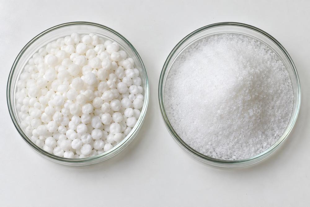 Granules and fine powder side by side in glass dishes